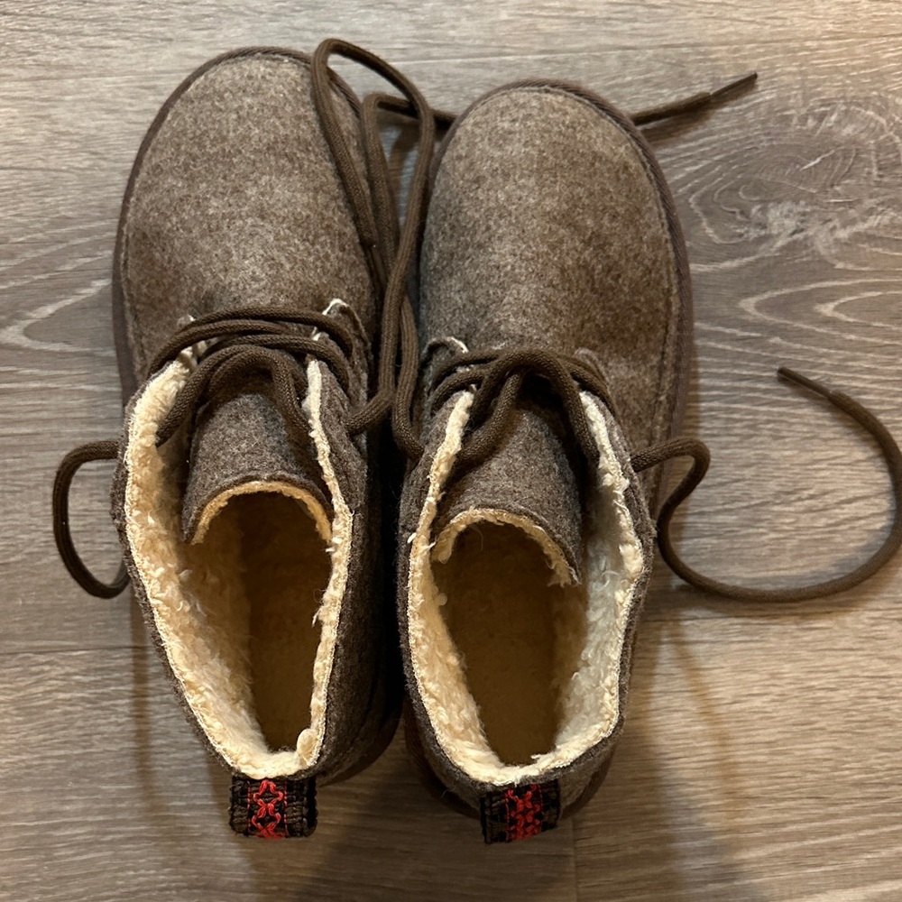 UGG - Picture 3 of 3